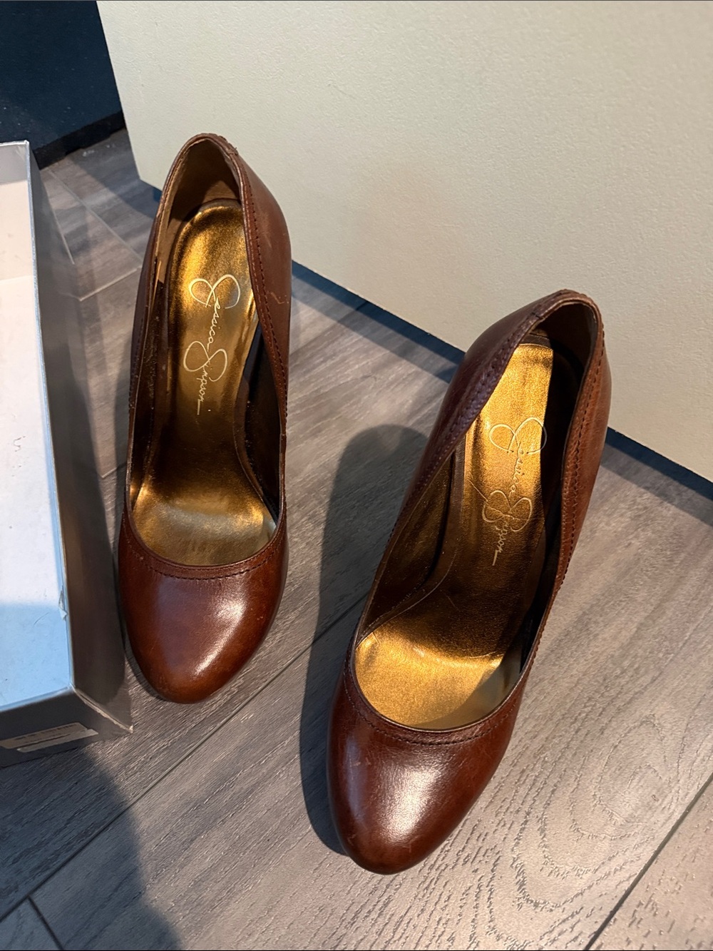 Jessica Simpson Brown Leather Round-Toe Pumps with Gold Insole